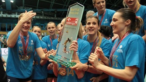 Maja Ognjenović (desno) sa šampionskim peharom
