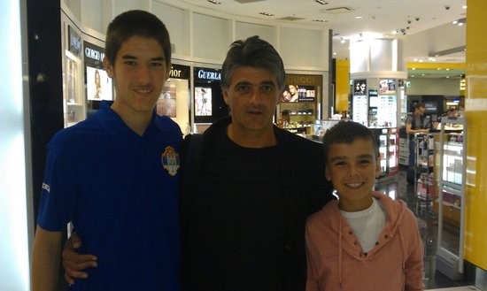 Dejan Lukić sa talentovanim fudbalerima iz Sidneja