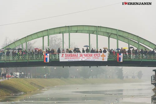 bogojavljenje-plivanje-za-casni-krst-2015-zrenjanin-001