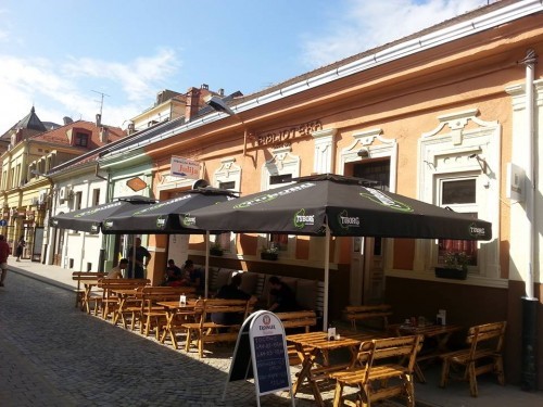 Gosti mogu uživati u bašti, u Gimnazijskoj ulici, svakog dana od ujutru do uveče