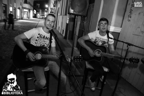 Cahoustic band
