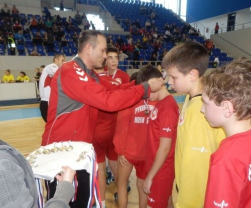 Zlatko Čaušević uručuje medalje najboljim ekipama