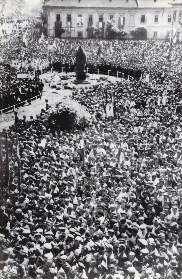 Trg slobode, neposredno pre otkrivanja spomenika Žarku Zrenjaninu, 11. maja 1952. godine