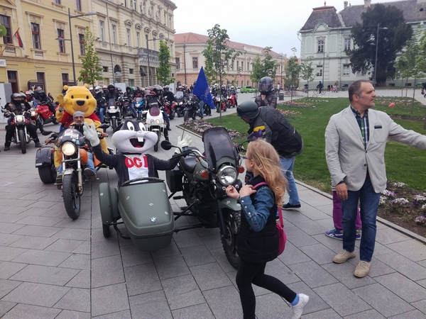 slika2 motozeka motoristi.