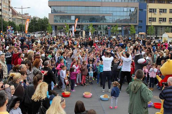 Takmičenja, vašar, i pokloni na dečijem Festivalu "Uskršnje jaje" 1 uskrsnje jaje menifestacija zrenjanin1