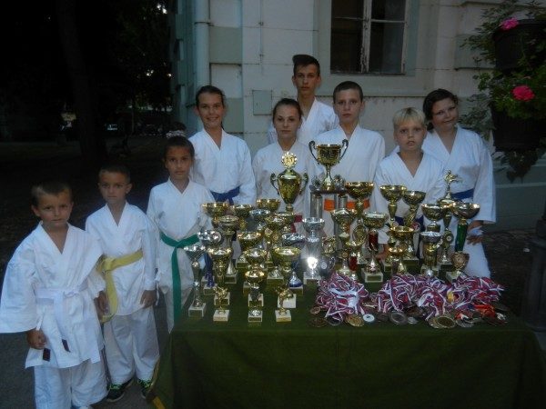 Teodora Nenin i članovi Karate kluba Banat