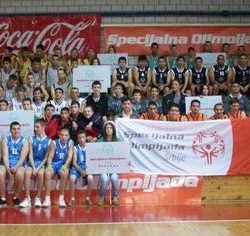 svi ucesnici takmicenja ekipa hendi sporta u narandzastim dresovima u sredini drzi zastavu