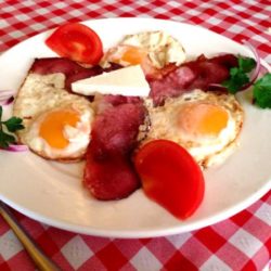 ham and eggs breakfast sunka jaja etno kucerak