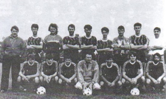 Joca Miolski (stoji, levo) iz vremena kada je bio trener Mladosti iz Lukićeva