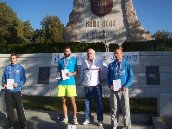 Ajredin Ajeti (desno) sa diiplomom i bronzanom medaljom na polumaratonu
