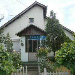 07 zeleno polje kuca