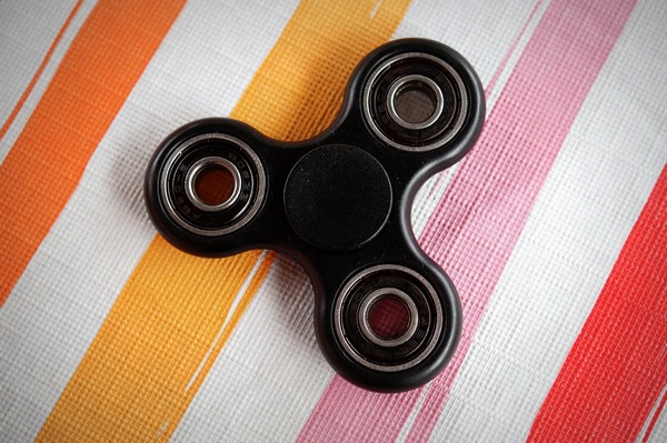 fidget spinner 2403764 1920