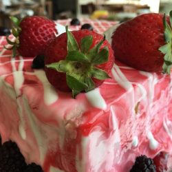 arena torta medena jagoda