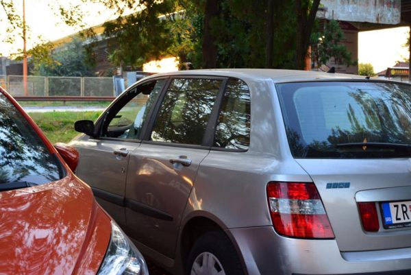 auto razbijeno staklo