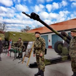 naslovna komanda oruzje