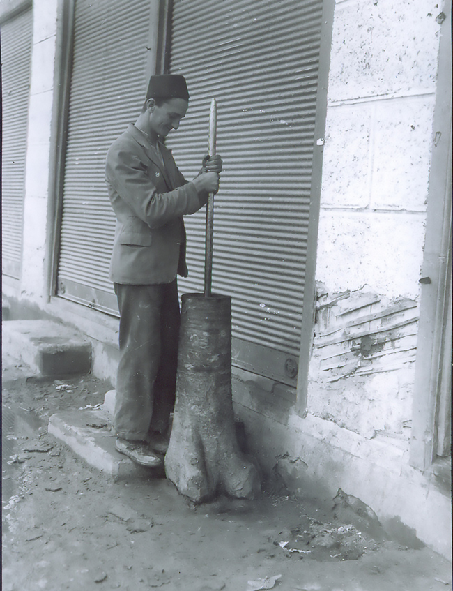 tucanje kafe u drvenoj stupi 1939