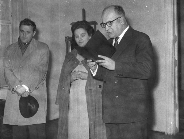 Kako se Vukica Popović borila za očuvanje Bečkerečke ćuprije 2 Dejan Medaković docent filozofskog fakulteta Vukica Popović kustos zrenjaninskog muzeja i Pavle Vasić profesor univerziteta otvaraju izložbu Konstantin Danil 1961.