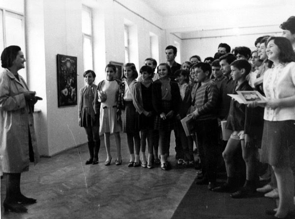 Vukica Popović Sa Učenicima U Muzeju Prilikom Dodeljivanja Prve Nagrade Konstantin Danil 1967 600x446
