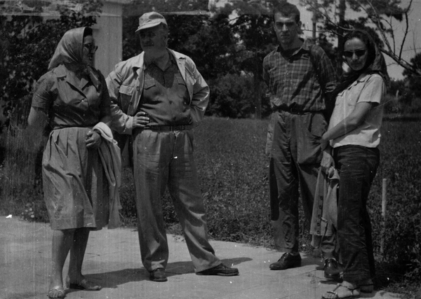 Kako se Vukica Popović borila za očuvanje Bečkerečke ćuprije 3 Vukica Popović sa profesorom Pavlom Vasićem i studentima na terenu u Banatu 1961 1963.