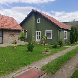 1 renovirana kuca na zelenom polju