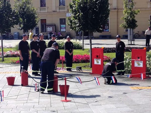 slika8 vatrogasci vezba
