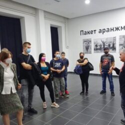 Brajan Rasic u razgovoru s posetiocima izlozbe