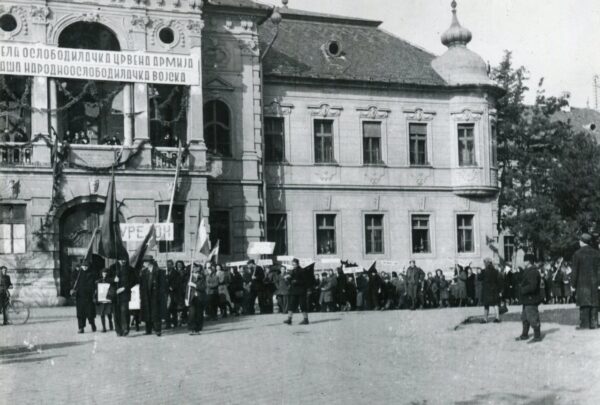 Gradjani i borci vojvodjanskih jedinica u oslobodjenom Petrovgradu 3 oktobar 1944 1