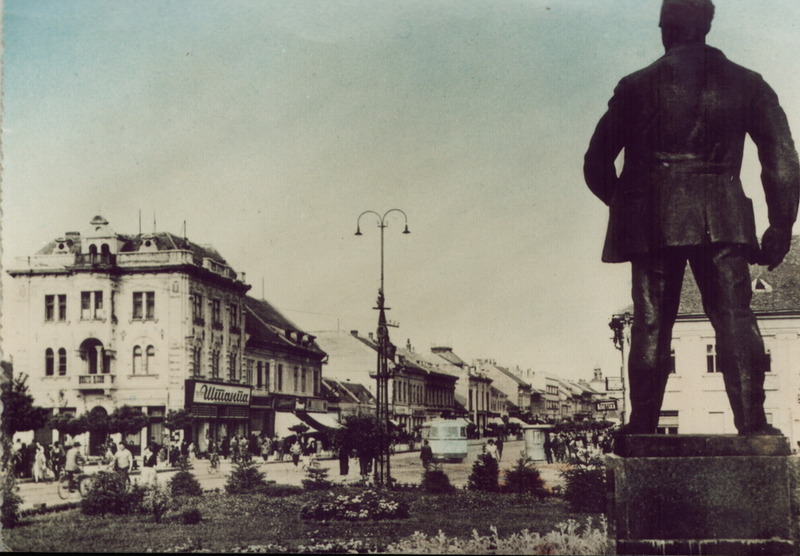 Spomenik Zarka Zrenjanina na glavnom gradskom trgu – pedesetih godina 20. veka.
