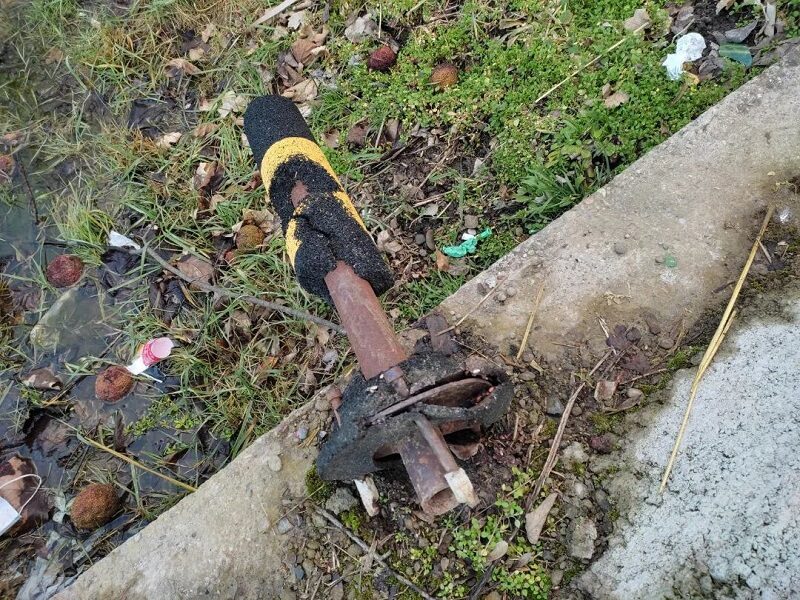 Uništili barijere kako bi vozili i parkirali u žitištanskom parku 3 park zitiste 2