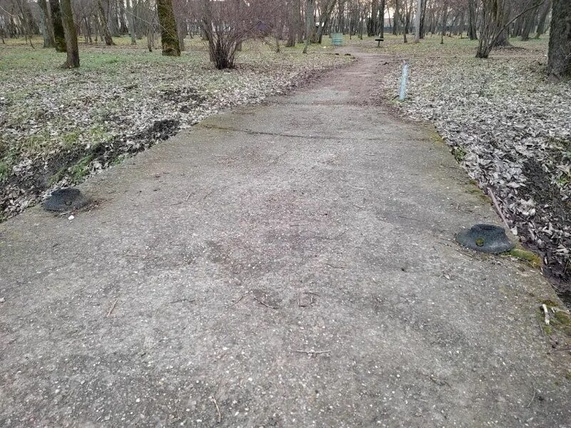 Uništili barijere kako bi vozili i parkirali u žitištanskom parku 4 park zitiste 4