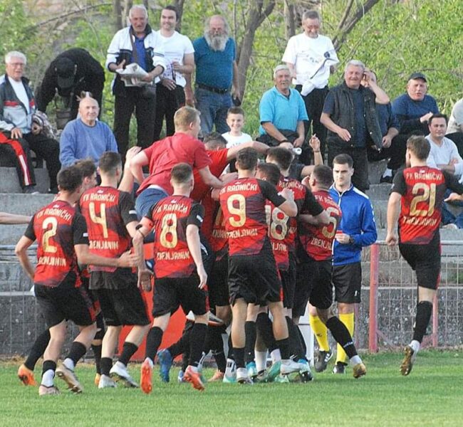 FK Radnicki Indjija proslava gola 3