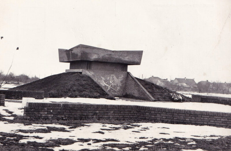 Spomen kosturnica borcima Crvene armije razglednica 1966