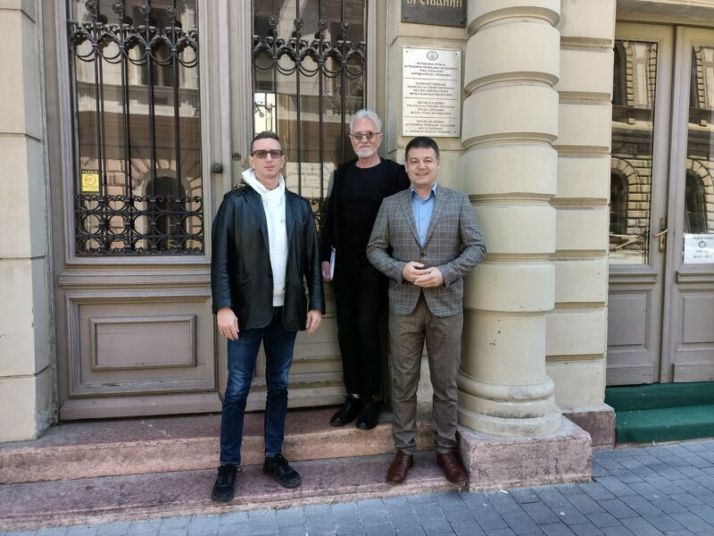 Tabacki Onjin Marinkovic ispred Muzeja
