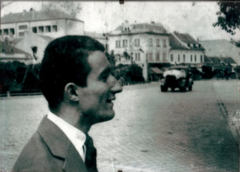 Foto: instagram omislav.toma.zdravkovic - Toma Zdravković u Zrenjaninu, oko 1963. godine. U pozadini deo Trga slobode i Bukovčeva palata