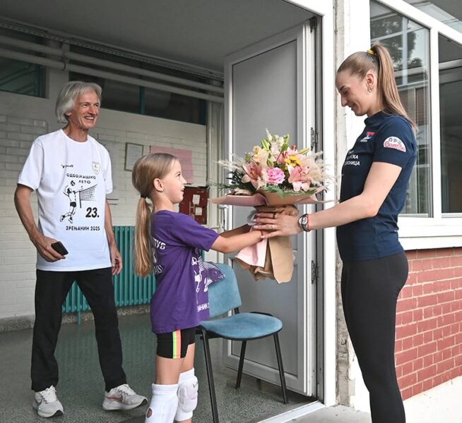 Odbojkaško leto 2025: Aleksandra Uzelac ponovo u školi svog odbojkaškog detinjstva (FOTO) 1 Aleksandra Uzelac odbojkakso leto 2025