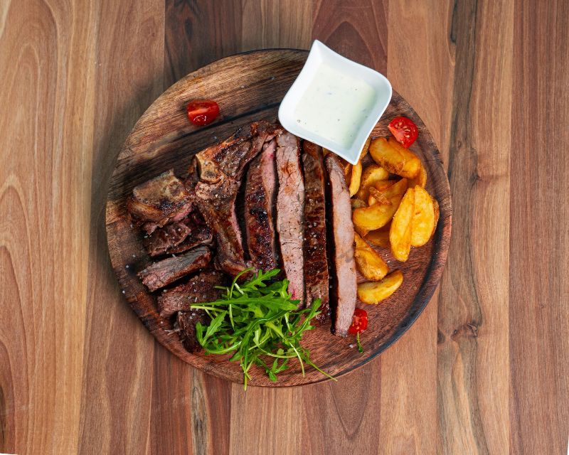 Rozbratna, T-bone i Rib-eye – specijaliteti koji osvajaju u restoranu "Bašta Mala" 2 T bone