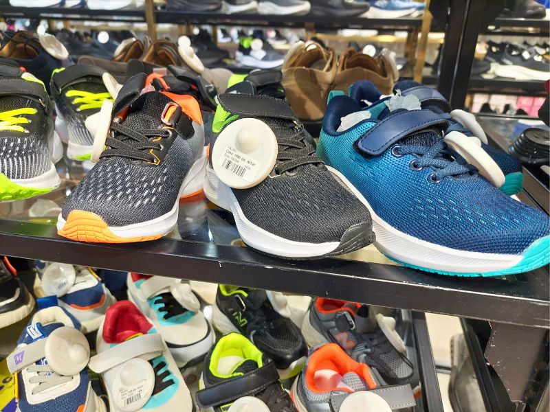 Veliki izbor dečijih patika i garderobe u Robnoj kući Shopping Family 9 Robna kuca Shopping Family 1