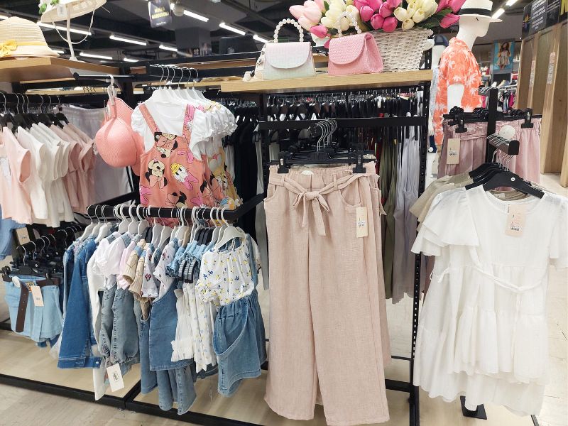 Veliki izbor dečijih patika i garderobe u Robnoj kući Shopping Family 3 Robna kuca Shopping Family 13