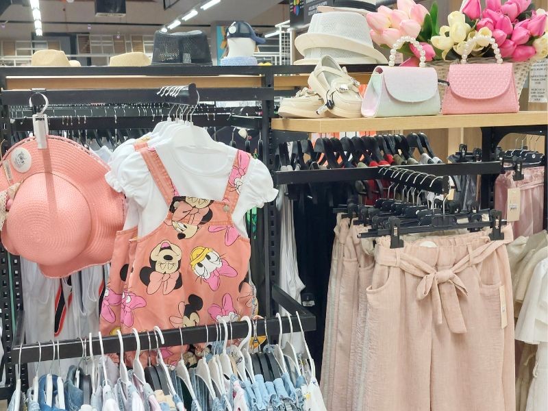 Veliki izbor dečijih patika i garderobe u Robnoj kući Shopping Family 4 Robna kuca Shopping Family 15