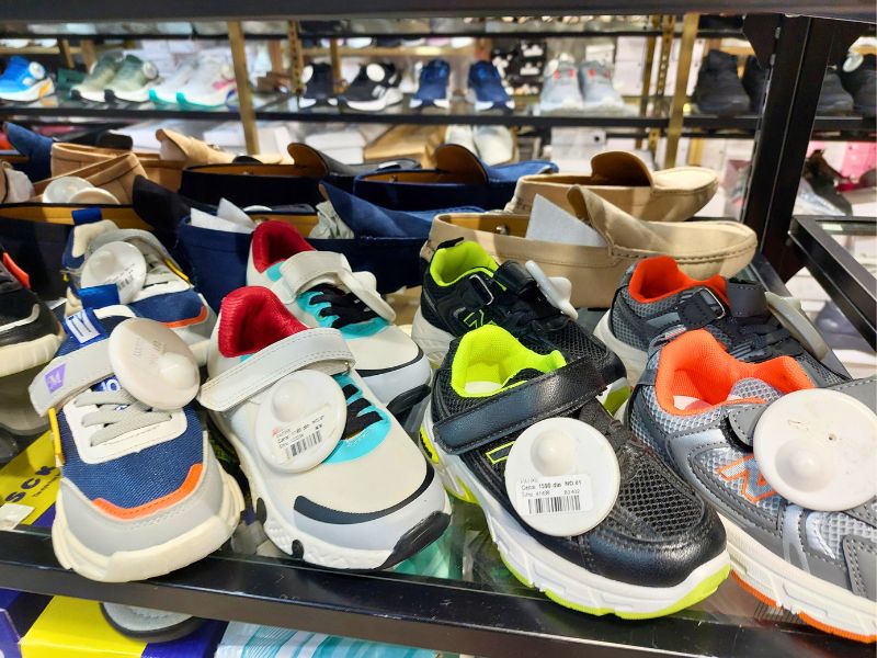 Veliki izbor dečijih patika i garderobe u Robnoj kući Shopping Family 12 Robna kuca Shopping Family 2