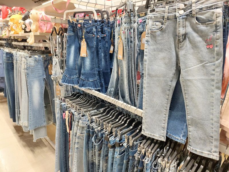 Veliki izbor dečijih patika i garderobe u Robnoj kući Shopping Family 18 Robna kuca Shopping Family 20