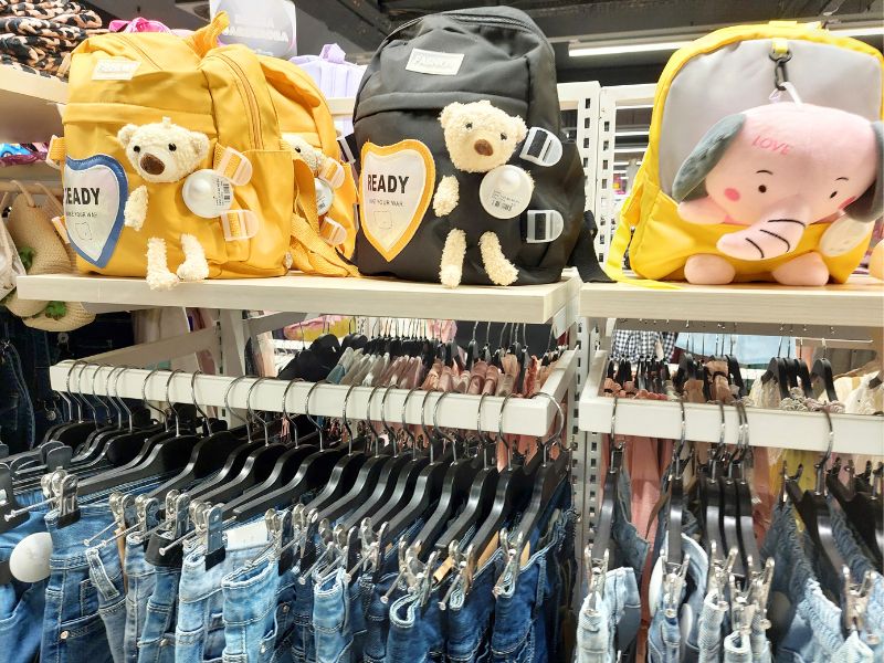 Veliki izbor dečijih patika i garderobe u Robnoj kući Shopping Family 6 Robna kuca Shopping Family 21