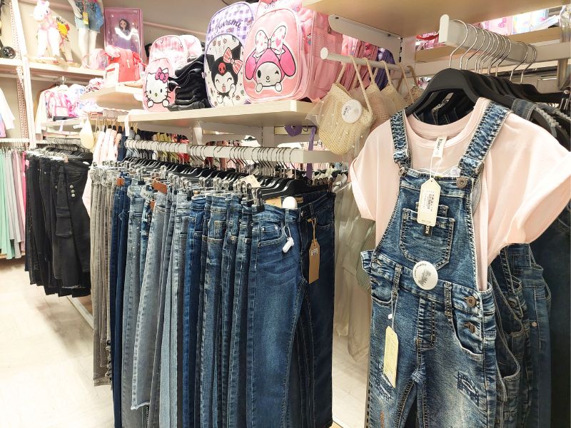 Veliki izbor dečijih patika i garderobe u Robnoj kući Shopping Family 19 Robna kuca Shopping Family 23