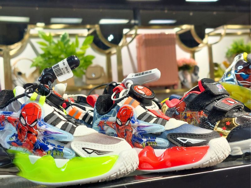 Veliki izbor dečijih patika i garderobe u Robnoj kući Shopping Family 13 Robna kuca Shopping Family 3