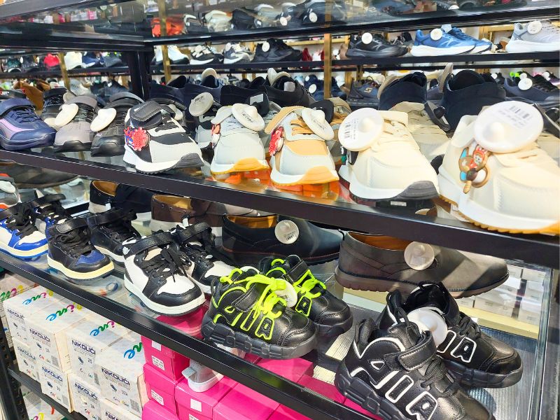 Veliki izbor dečijih patika i garderobe u Robnoj kući Shopping Family 15 Robna kuca Shopping Family 5