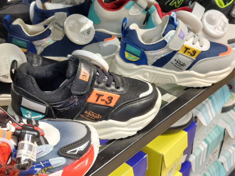 Veliki izbor dečijih patika i garderobe u Robnoj kući Shopping Family 11 Robna kuca Shopping Family 6