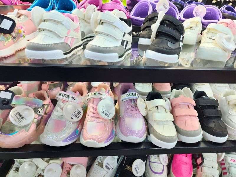 Veliki izbor dečijih patika i garderobe u Robnoj kući Shopping Family 14 Robna kuca Shopping Family 7