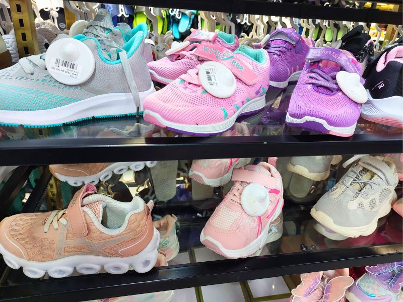 Veliki izbor dečijih patika i garderobe u Robnoj kući Shopping Family 16 Robna kuca Shopping Family 8